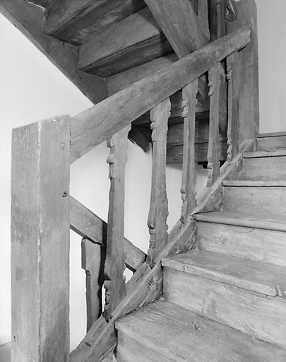 Saint-Priest-sous-Aixe, Faye. Logis de ferme. Intérieur. Détail de la rampe d'escalier à balustres plats.