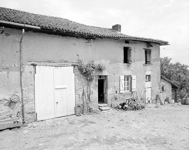 Chez Roger. Ferme en bloc à terre avec logis et grange-étable sous un même toit continu. Cadastre de 1984, section B4, parcelle 581.