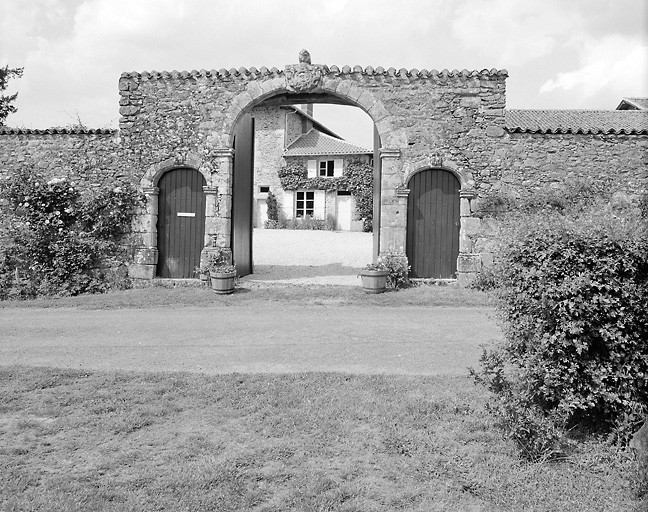 Saint-Yrieix-sous-Aixe, la Roche. Portail constitué d'une porte charretière accostée de deux portes piétonnes.