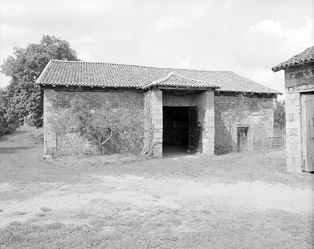 Saint-Yrieix-sous-Aixe, la Roche. Grange-étable.