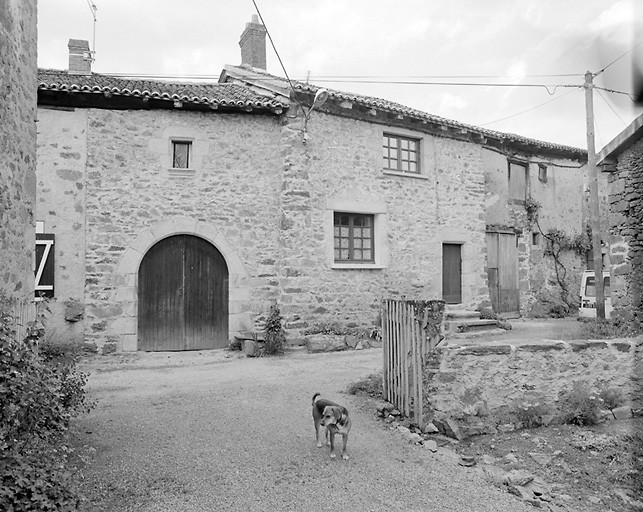 La Roche. Logis de ferme remanié, avec passage couvert latéral.