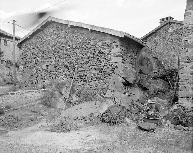 Saint-Yrieix-sous-Aixe, la Roche. Vue d'un mur pignon de grange avec chaînage d'angle fait de pierres grossièrement équarries.