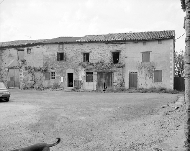 Saint-Yrieix-sous-Aixe, la Roche. Logis de ferme disposés dans un même alignement.