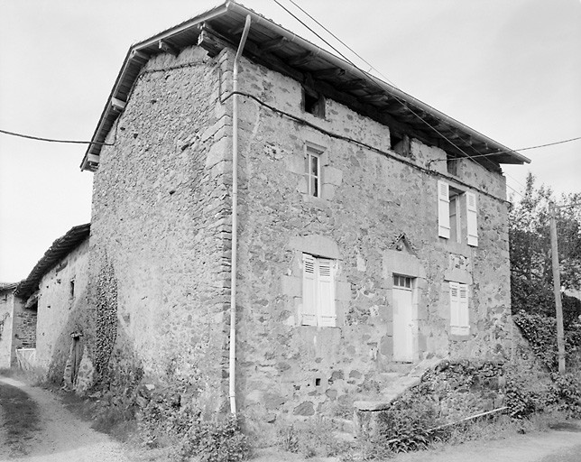 La Roche. Logis de ferme à élévation de type A et à trois travées. Cadastre de 1985, section A1, parcelle 88.
