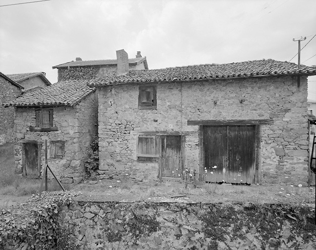 Logis et petit édifice non défini.