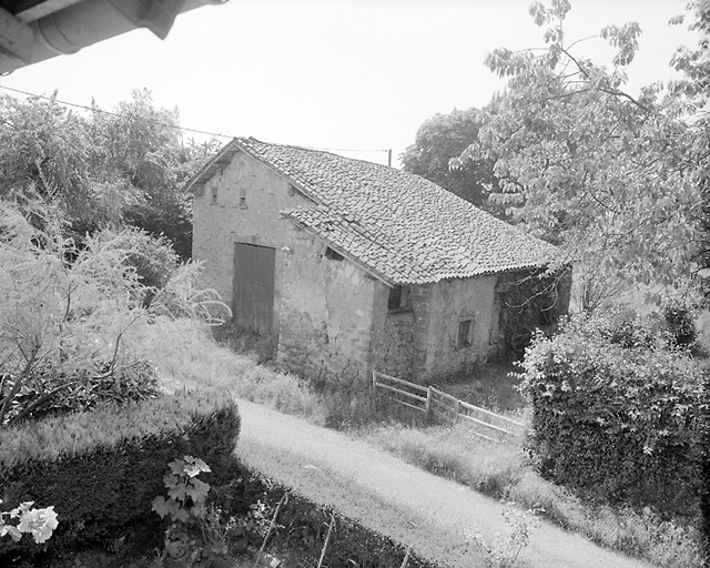 Erin. Ferme en bloc à terre avec logis à élévation de type C. Elévation nord-ouest. Cadastre de 1982, section B1, parcelle 90.