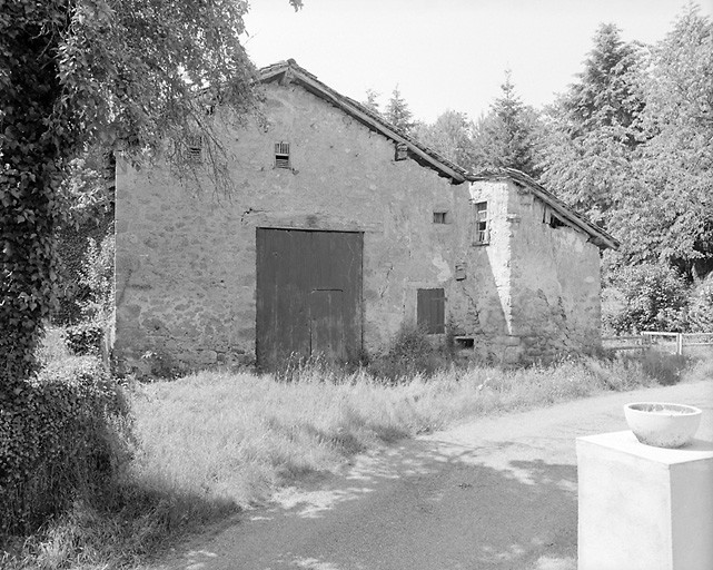 Erin. Ferme en bloc à terre, avec logis à élévation de type C. Elévation nord avec porte de la grange. Cadastre de 1982, section B1, parcelle 90.