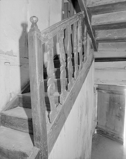 Logis de ferme. Intérieur. Détail de la rampe d'escalier à balustres plats.