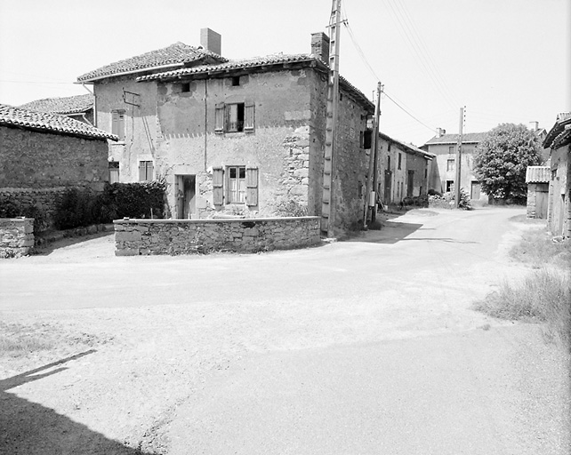 Ratterie. Vue d'ensemble de plusieurs fermes du village.