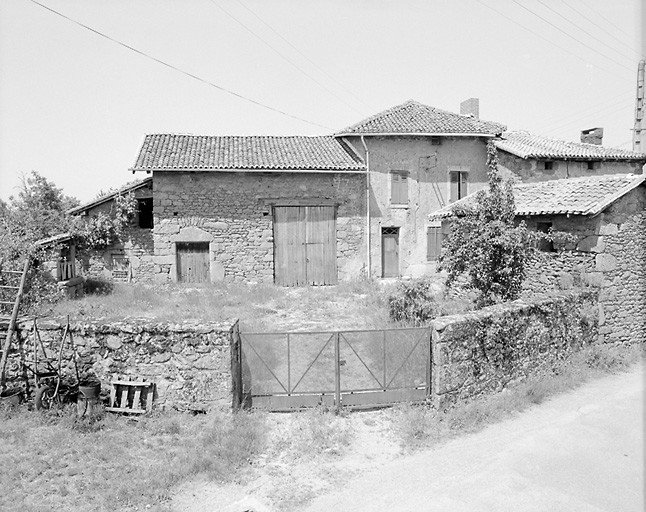 Ratterie. Ferme en bloc à terre avec logis et grange-étable sous deux toits distincts et logis avec façade dans mur de croupe. Cadastre de 1984, section A3, parcelle 672.