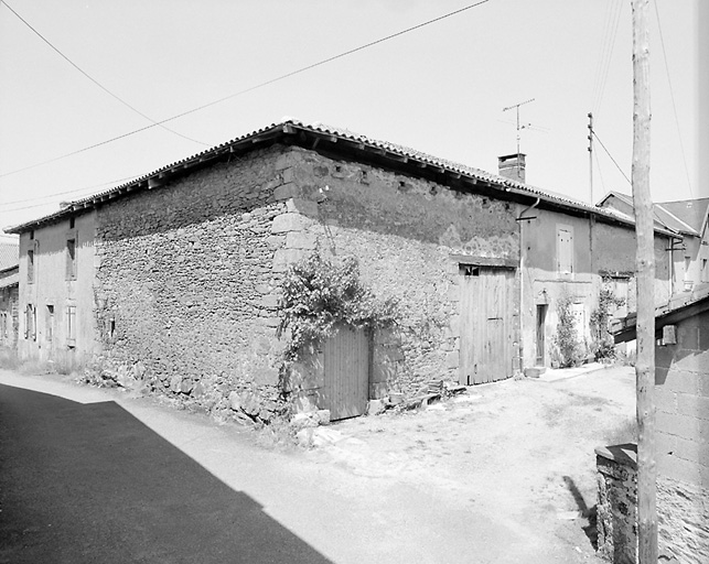Saint-Yrieix-sous-Aixe, Ratterie. Grange-étable avec 'trous à pigeons' aménagés dans la partie supérieure du mur gouttereau.