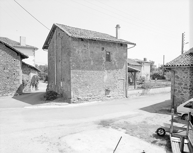 Ratterie. Logis de ferme remanié. Vue de l'ancienne façade donnant sur la rue, avec la porte murée, l'évier, au rez-de-chaussée et une fenêtre avec appui saillant et encadrement moulurés, à l'étage. Cadastre de 1984, section A3, parcelle 651.