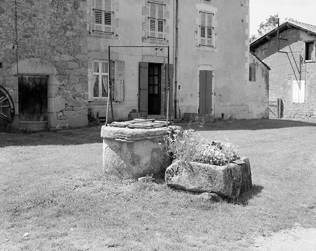 Ratterie. Puits découvert avec abreuvoir.