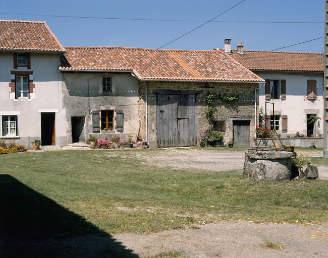 Ratterie. Ferme en bloc à terre avec logis et grange-étable sous un même toit. Cadastre de 1984, section A3, parcelle 685.