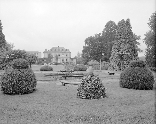 Vue d'ensemble du château et de la roseraie depuis le nord.
