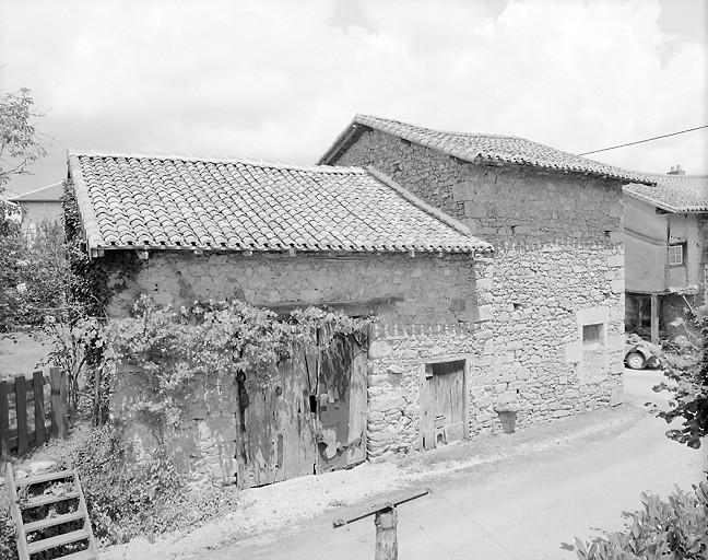 Bagoulas. Ferme en bloc à terre avec logis et grange-étable sous deux toits distincts. Cadastre de 1981, section N2, parcelle 341.