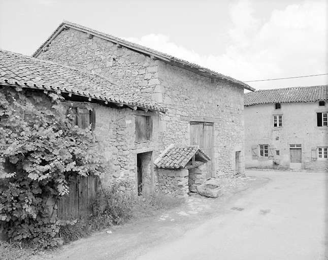 Bagoulas. Vue d'ensemble d'une grange-étable comportant une porte de cave protégée par une petite toiture. Cadastre de 1981, section N2, parcelle 344, 345 346.