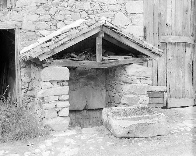 Bagoulas. Grange-étable comportant une porte de cave protégée par une petite toiture. Détail de la porte. Cadastre de 1981, section N2, parcelle 344.
