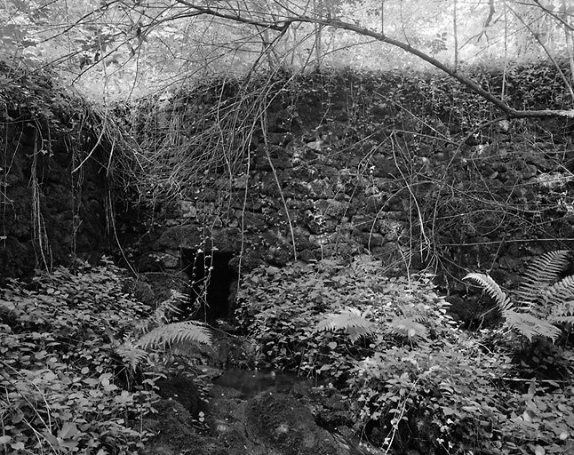 Pont sur le ruisseau de Bagoulas, situé au sud du village de Bagoulas.