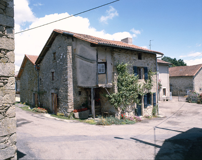 Ferme avec puits. Elévation sud-ouest.