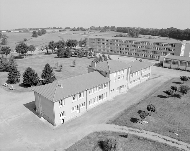 Autre vue depuis le château d'eau, avec au premier plan, l'école d'agriculture et à l'arrière, le grand bâtiment abritant le lycée.