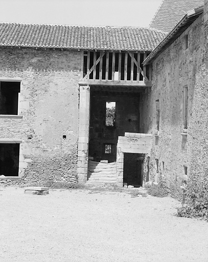 Vue, depuis le sud, de la partie de l'aile Mauple abritant les vestiges de l'escalier en pierre.