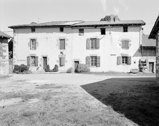 Balandie. Ensemble de trois logis de fermes accolés, à élévation de type A. Cadastre de 1981, section M2, parcelle 181, 182, 183.