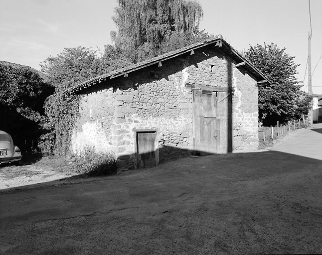 Greignac. Grange-étable avec portes aménagées dans le mur pignon. Cadastre de 1981, section N1, parcelle 190.