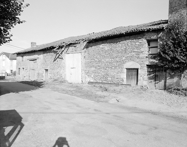 Greignac. Vue d'ensemble d'une grange-étable, située à droite, faisant partie d'une ferme en bloc à terre et d'une petite ferme, située à gauche avec logis et grange-étable sous un même toit. Cadastre de 1981, section N1, parcelle137 et 135.