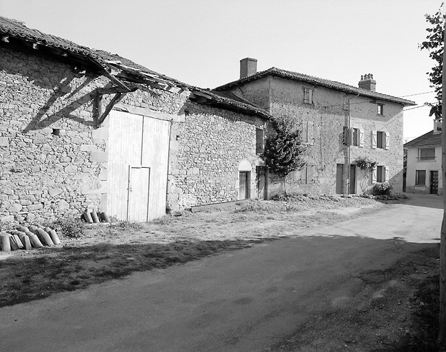Greignac. Ferme en bloc à terre avec logis et grange-étable sous deux toits distincts. Logis à trois travées et élévation de type A. Cadastre de 1981, section N1, parcelle 137, 138.