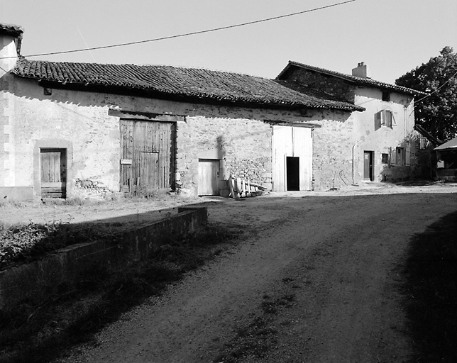 Greignac. Ferme en bloc à terre avec logis et grange-étable sous deux toits distincts. Logis daté '1835'. Cadastre de 1981, section N1, parcelle87.