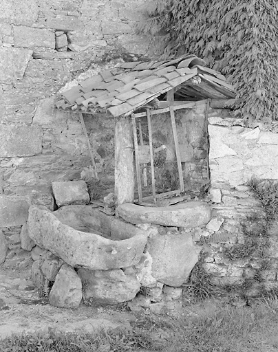 Greignac. Puits couvert, avec abreuvoir, adossé à une grange. Cadastre de 1981, section ZD, parcelle 53.
