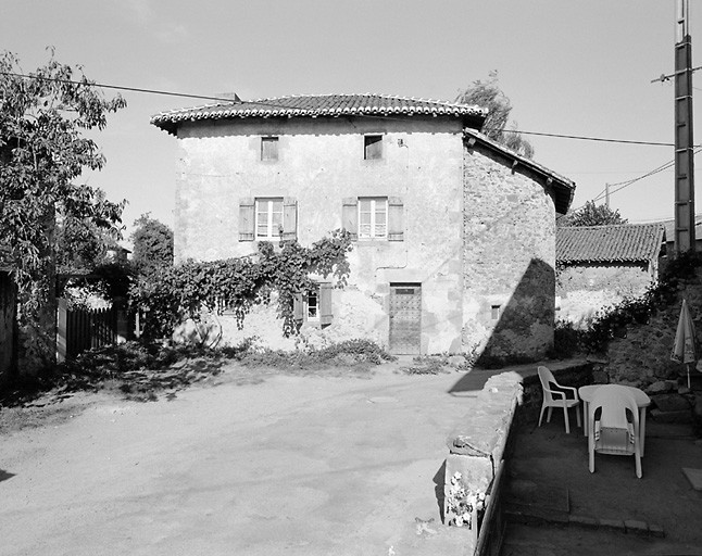 Greignac. Logis de ferme à élévation de type A, et toit en croupe. Cadastre de 1981, section N1, parcelle 188.