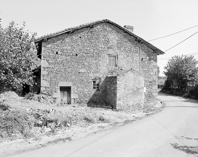 Greignac. Logis de ferme. Elévation du mur pignon avec vestiges de four à pain et porte d'accès à l'étable. Cadastre de 1981, section N1, parcelle 135.