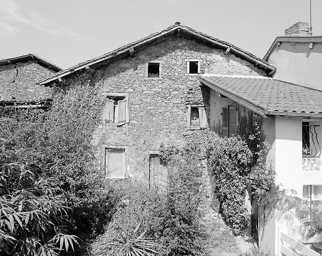 La Cour. Logis de ferme avec façade dans mur pignon. Cadastre de 1981, section N1, parcelle 13.