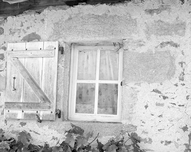 Balandie. Logis de ferme. Détail d'une fenêtre dont le linteau porte la date '1807'. Cadastre de 1981, section M2, parcelle 192.