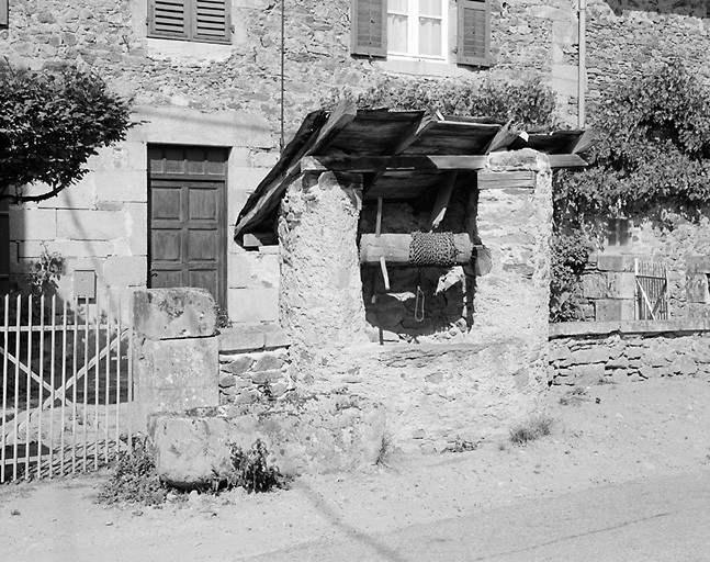 Balandie. Puits couvert d'une ferme. Cadastre de 1981, section M2, parcelle 175..