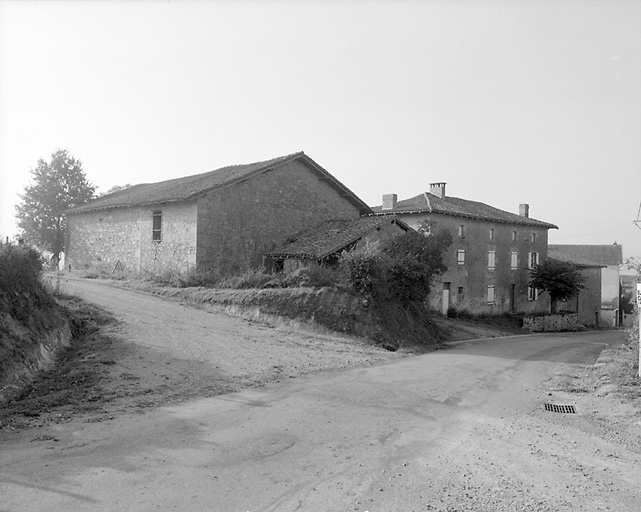 Les Vignes. Ferme à éléments dissociés. Cadastre de 1981, section N1, parcelle 63.