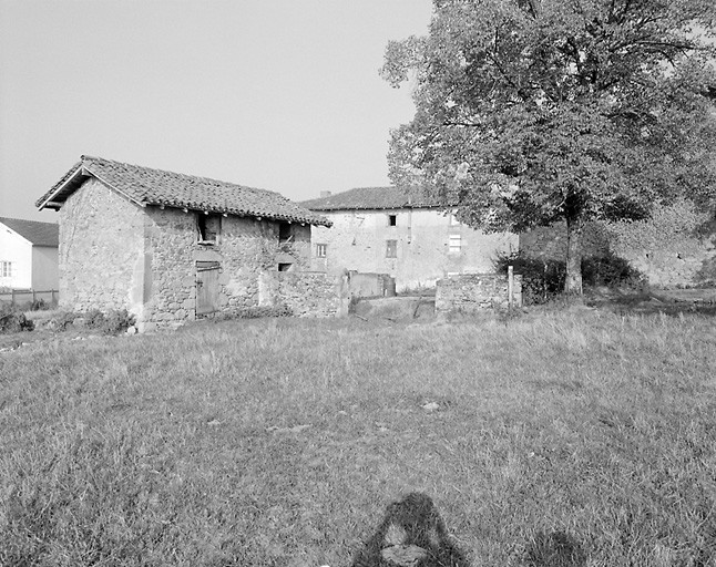 Verneuil-sur-Vienne, les Vignes. Etable à cochons.
