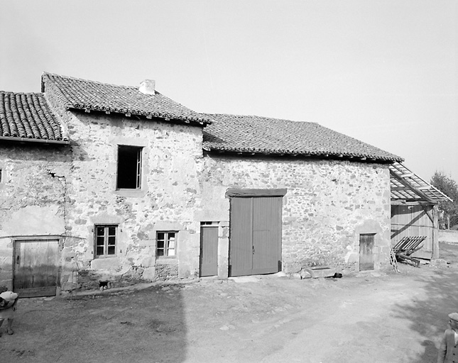 La Cour. Ferme en bloc à terre avec logis et grange-étable sous toits distincts. Logis à élévation de type A. Cadastre de 1981, section N1, parcelle 24.