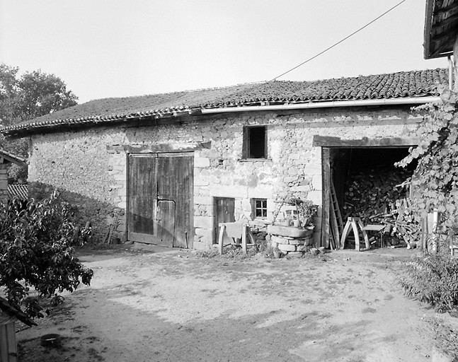 La Cour. Ferme en bloc à terre, avec logis et grange-étable sous un même toit. Cadastre de 1981, section N1, parcelle 18.