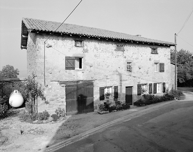 Les Vignes. Logis de ferme, daté '1747', agrandi ultérieurement. Rez-de-chaussée de la partie rajoutée, à usage de grange. Cadastre de 1981, section N1, parcelle 1353.
