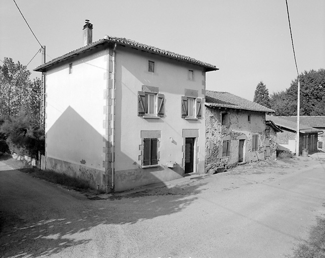 Verneuil-sur-Vienne, Pagnac. Logis de ferme accolés : ancien logis en rez-de-chaussée et logis à un étage carré avec façade dans mur de croupe.