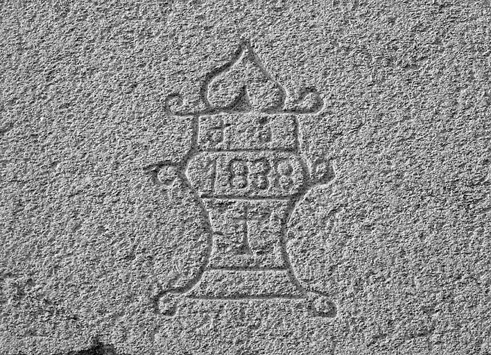 Verneuil-sur-Vienne, Pagnac. Logis de ferme. Détail du linteau de porte portant un monogramme et une date.