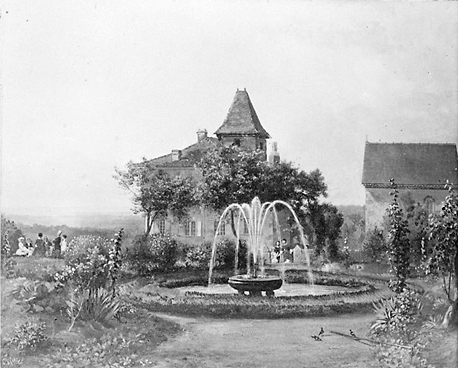 Vue latérale de l'ancienne maison de maître de Pagnac et vue partielle de la chapelle, avec en premier plan, le jardin comportant une pièce d'eau circulaire ornée d'une vasque et d'un jet d'eau.