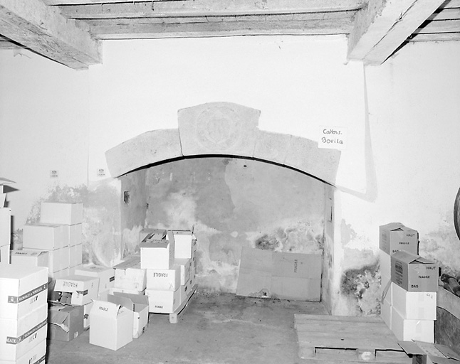 Intérieur. Rez-de-chaussée. Vue d'ensemble d'une cheminée.