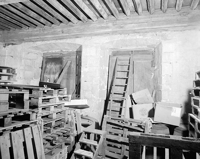 Intérieur. Premier étage. Vue partielle d'une pièce exposée côté est.