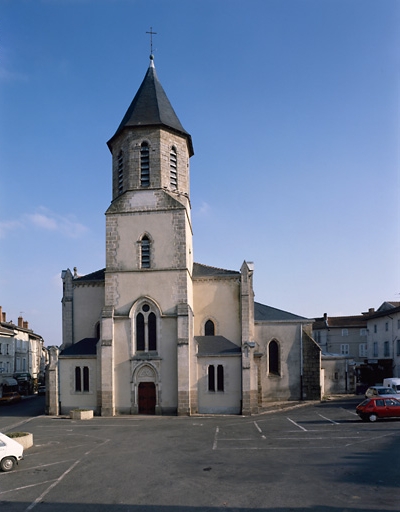 Elévation ouest avec le clocher surplombant le porche.