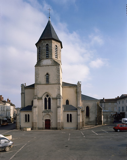 Elévation ouest avec le clocher surplombant le porche.