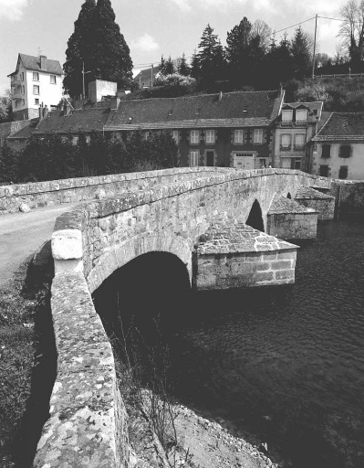 Vue rapprochée en enfilade, prise en amont, depuis la rive gauche de la Creuse.